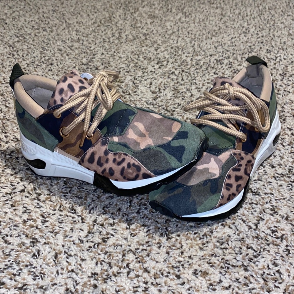 Steve Madden Sneakers (Size 6)